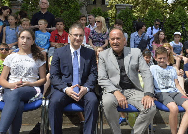 Полицајци уче ђаке о безбедносити